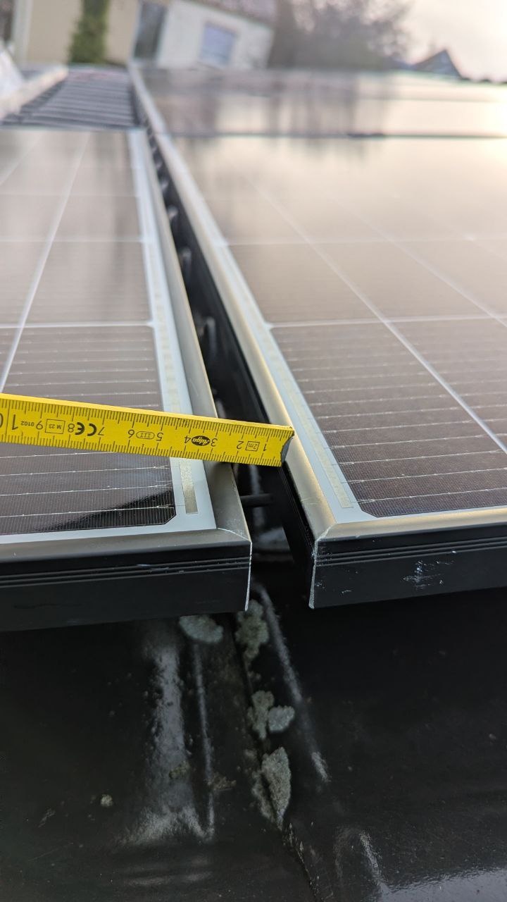Klicken zum Vergrößern Abstandsmessung von 2cm zwischen zwei Solarmodulen