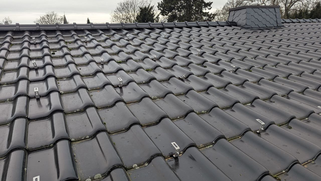 Klicken zum Vergrößern Montierter Dachhaken auf dem Ziegeldach