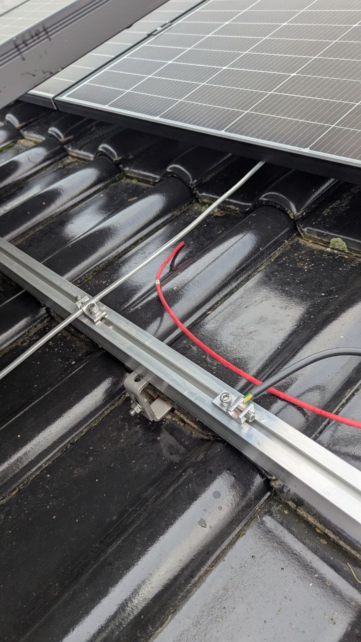 Klicken zum Vergrößern Potentialausgleich an der Aluminium-Unterkonstruktion