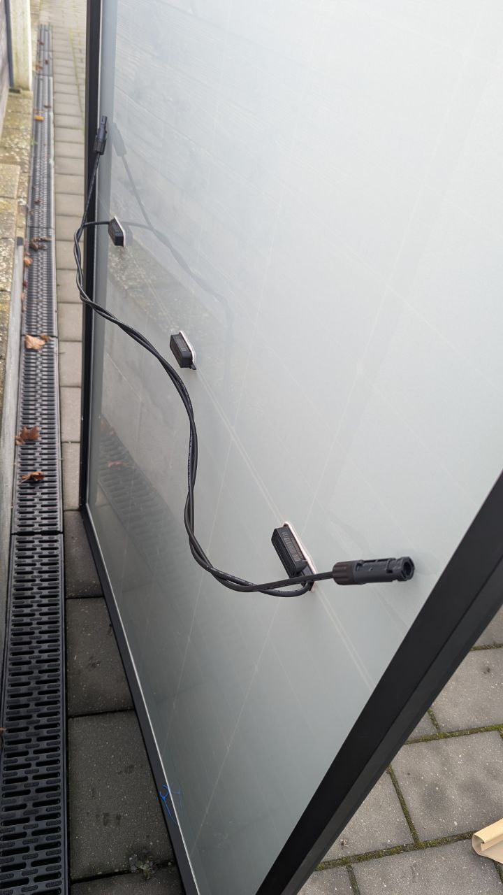 Klicken zum Vergrößern Verdrillte Solarkabel hinter einem Solarmodul